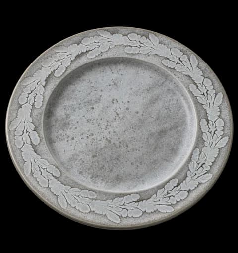 Pale crackle-rim plate